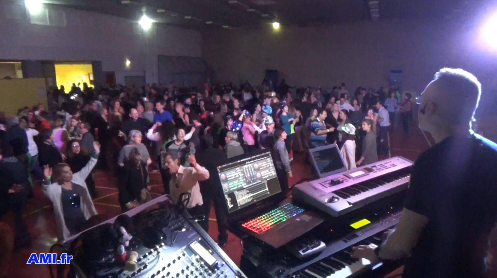 DJ en live avec des synthétiseurs lors d’une soirée années 80 animée en Rhône-Alpes, France