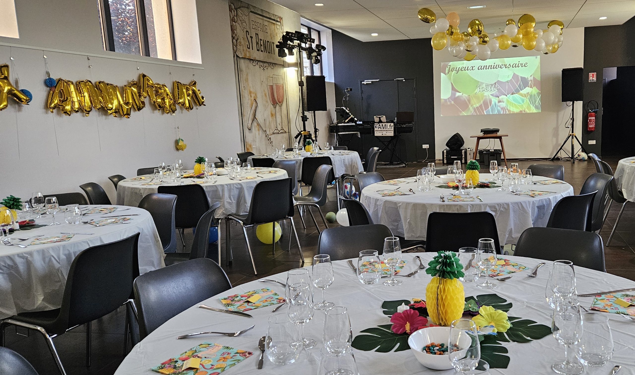 Décoration tropicale pour anniversaire avec cabine DJ dans une salle moderne en Rhône-Alpes, France