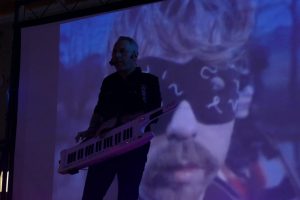 Ambiance sur la piste lors d’une soirée années 80 animée par AMI