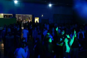 Vue d’ensemble d’une soirée dansante avec un public nombreux, éclairages d’ambiance et piste de danse animée.