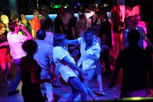 Animation DJ avec éclairage lors d’une soirée années 80 – AMI