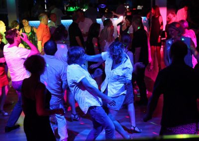 Animation DJ avec éclairage lors d’une soirée années 80 – AMI