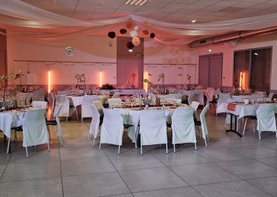 Éclairage décoratif de salle de réception avec barres LED pour créer une ambiance chaleureuse avant la soirée dansante.