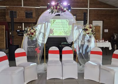 Installation DJ pour mariage ceremonie laique, écran vidéo personnalisé et sonorisation de la salle.