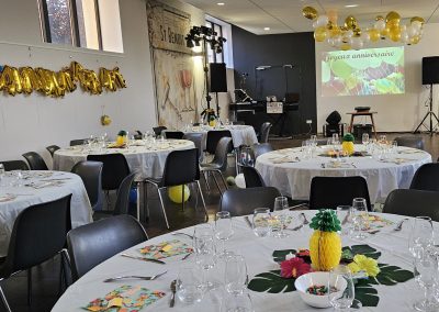 Salle de réception décorée pour un anniversaire avant l’événement – AMI