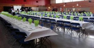 Salle préparée pour un événement associatif avant l’accueil du public – AMI