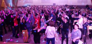 Soirée dansante années 80 avec un large public – AMI