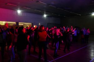 Ambiance sur la piste de danse lors d’une soirée d’anniversaire – AMI