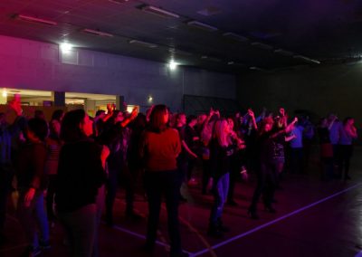 Ambiance sur la piste de danse lors d’une soirée d’anniversaire – AMI